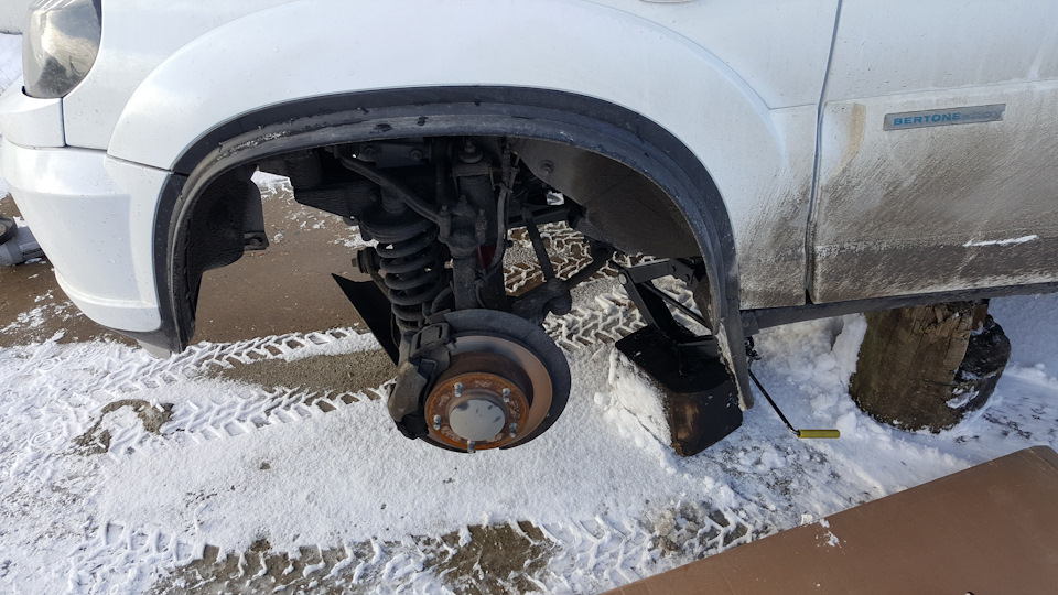 Амортизаторы bilstein на ниву шевроле. 2942aa5s 960. Амортизаторы bilstein на ниву шевроле фото. Амортизаторы bilstein на ниву шевроле-2942aa5s 960. картинка Амортизаторы bilstein на ниву шевроле. картинка 2942aa5s 960. Решил заморочиться в эти выходные и поставить пружины с Мерседеса МЛ500 на свою Шевроле Ниву) По времени вышло не так уж долго, делал все вместе с другом, справились, потратив где-то по 1.5 часа на каждую сторону. Самое суровое было лежать и стоять на коленях на бетонной плите зимой…( Сняли колесо с левой стороны