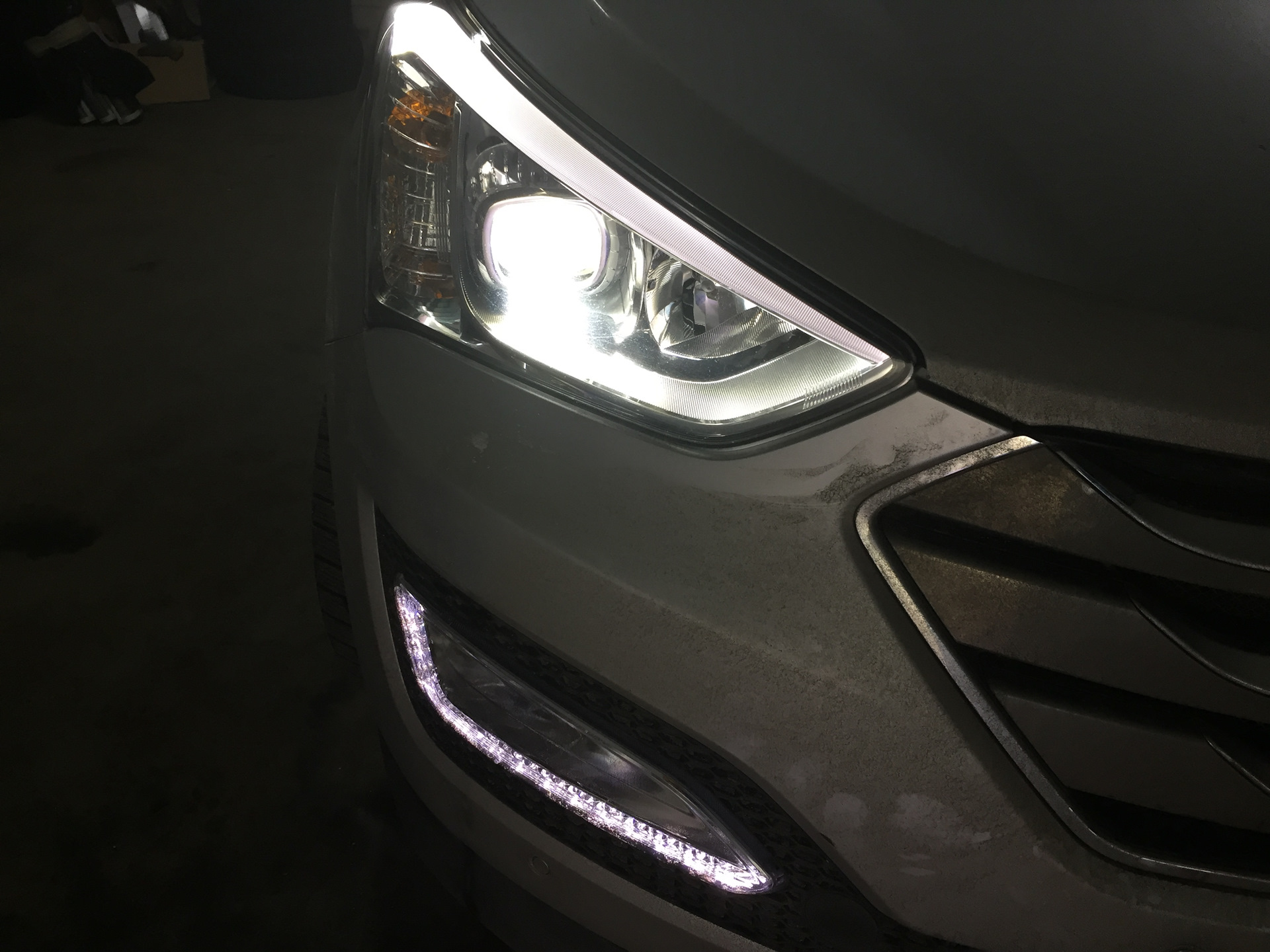 Реснички kia ceed ed fl. Санта фе 3 рестайлинг оптика в темноте. Реснички на фары киа спортейдж 3. Диодная лента в фару киа сид 2. Фара санта фе 3 ресничка свечение.