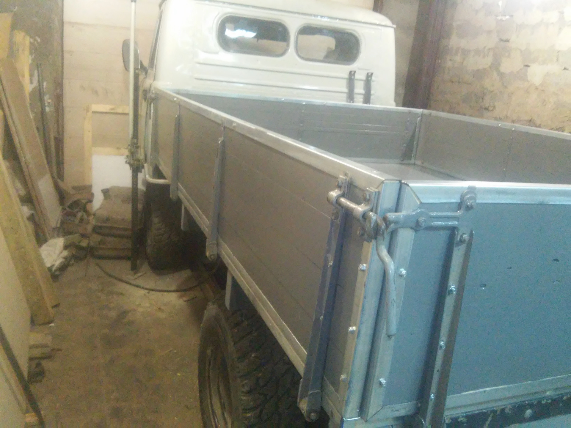 Кузов бортовой уаз 3303. Кузов бортовой уаз 3303. Железный кузов на уаз 3303. Кузов 3303 своими руками. Крепеж кузова уаз 3303.