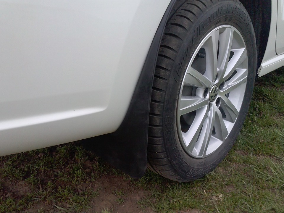 Брызговики! — Volkswagen Polo Sedan, 1,6 л, 2013 года | тюнинг | DRIVE2