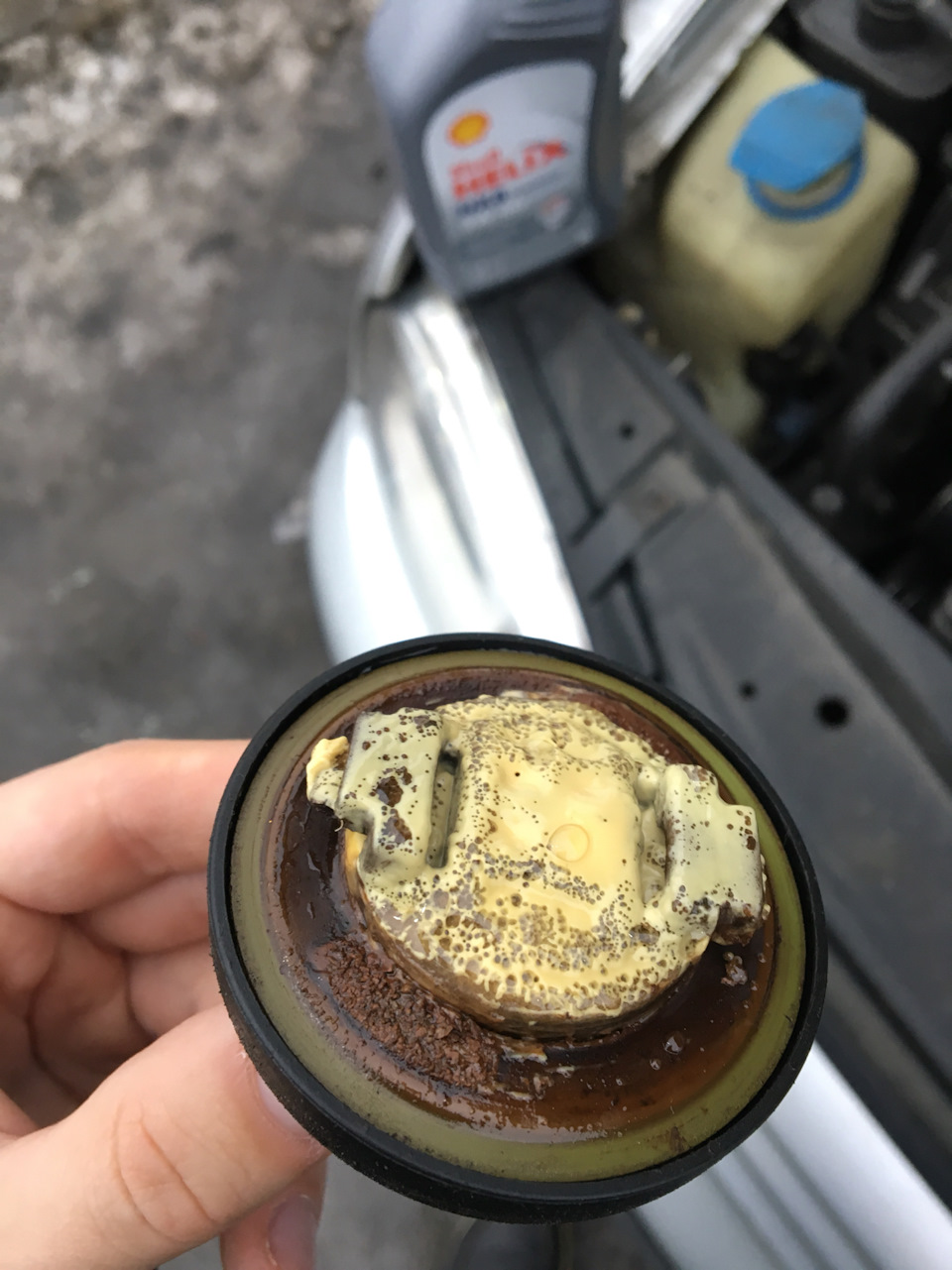 Непонятная субстанция на масляной крышке — Volkswagen Golf Mk4, 1,6 л ...