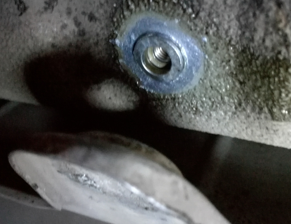 Обломалась шпилька экрана глушителя. — Lada Калина 2 хэтчбек, 1,6 л ...