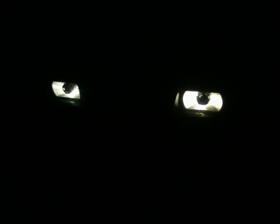 Ксенон текст. Дьявольские глазки ВАЗ 2109. Кошачьи глазки на фары. Фары глаза. Глаза кошки фары.