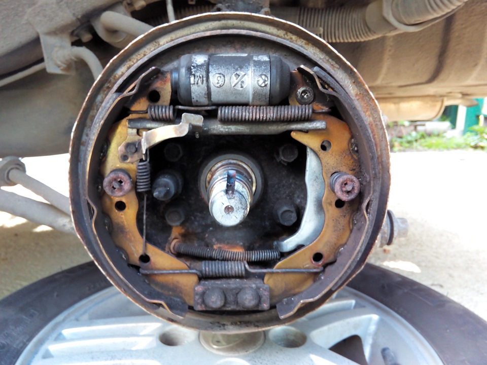 Руководства по ремонту Hyundai Accent: замена тормозных колодок тормозного механизма заднего колеса