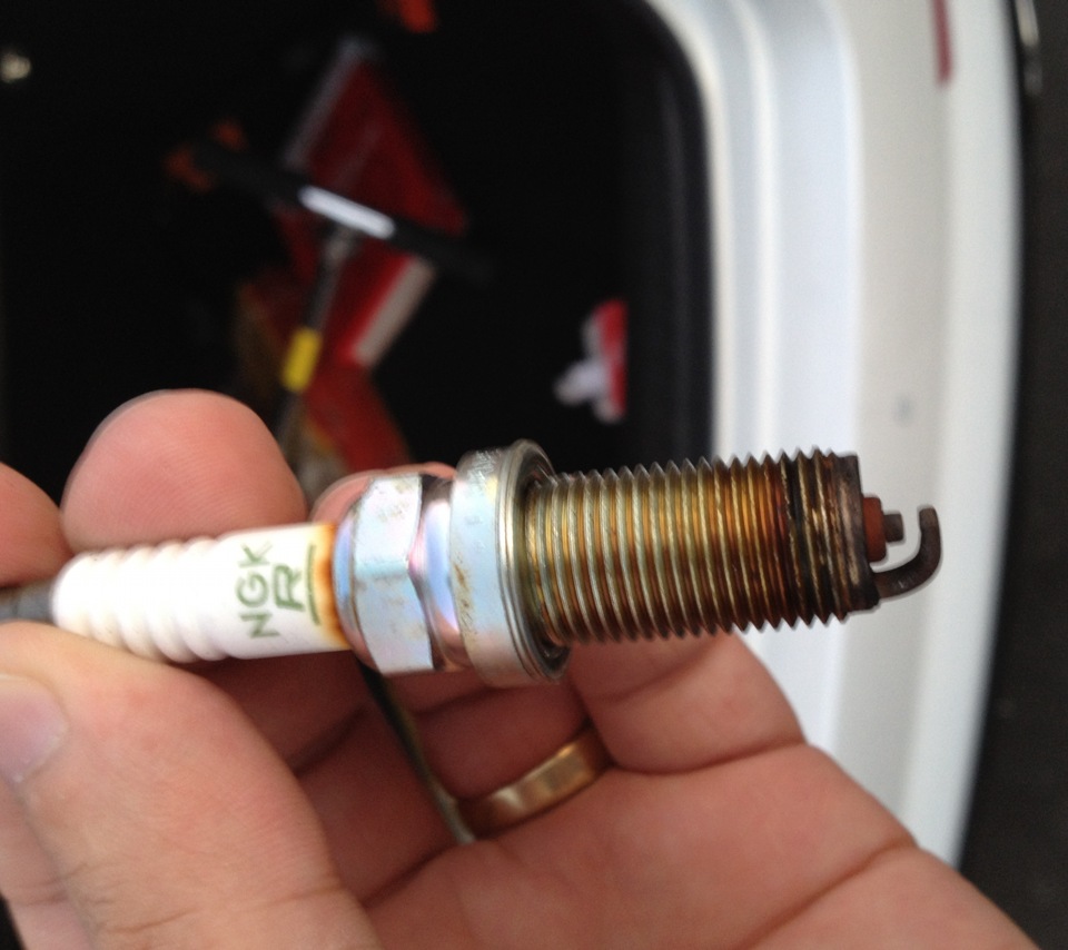 Признаки неисправности двс по свечам зажигания. Пробитие изолятора свечи зажигания а23. Как понять что свеча неисправна. Свечи зажигания неисправности. Нормальный цвет свечей зажигания 2т мотоцикла.
