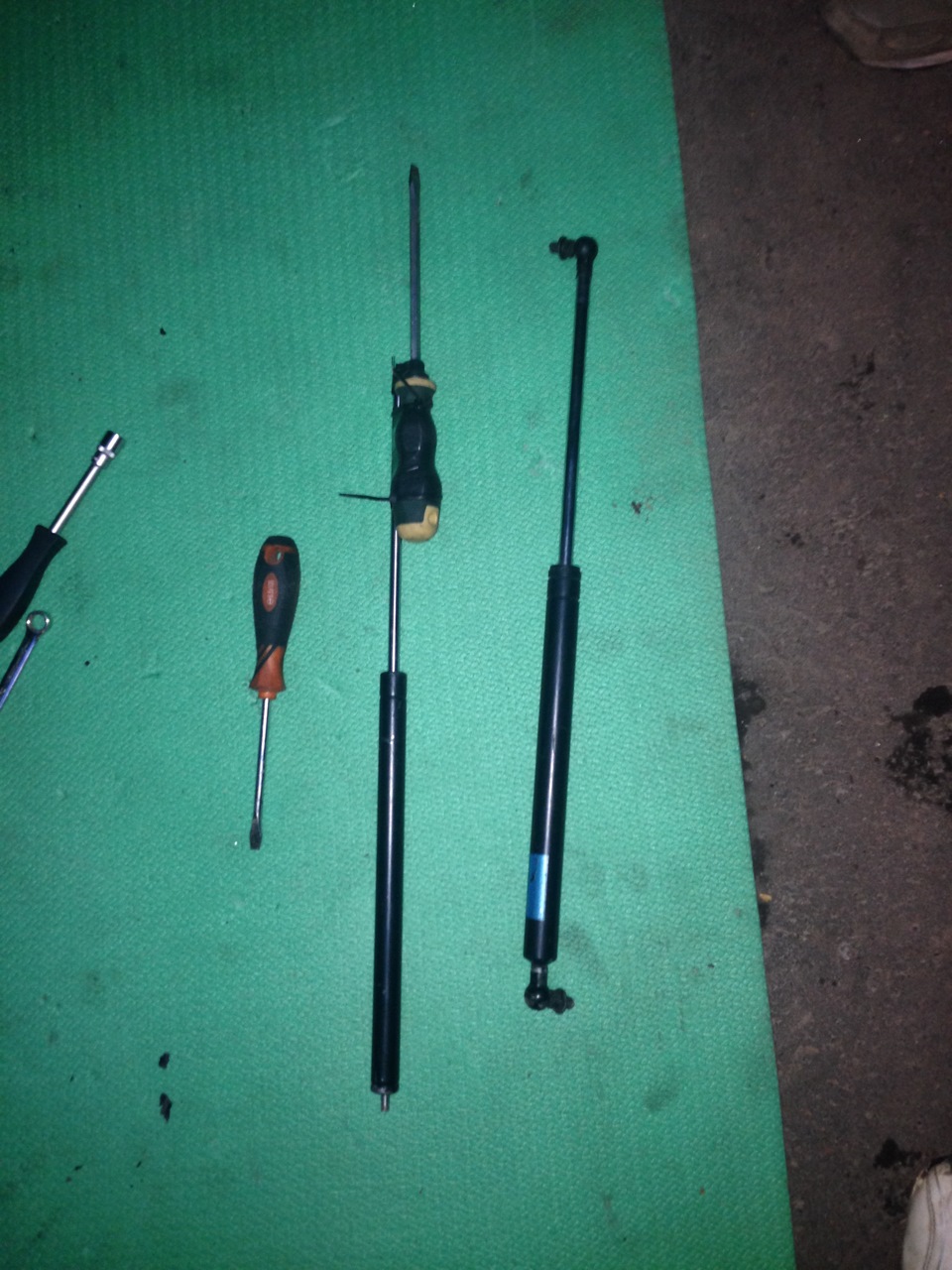 как вскрыть капот снаружи, накладки на педали — Toyota Aristo (I), 3 л ...