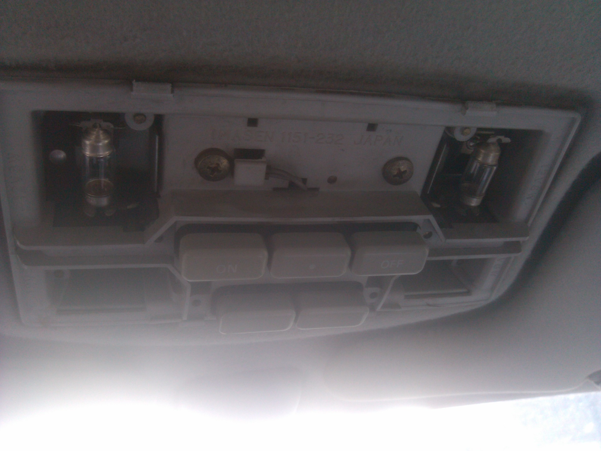 Замена лампочки освещения салона. — Mitsubishi Space Gear, 2 л, 1997 ...