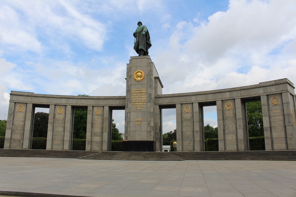 Памятник советскому солдату в берлине фото