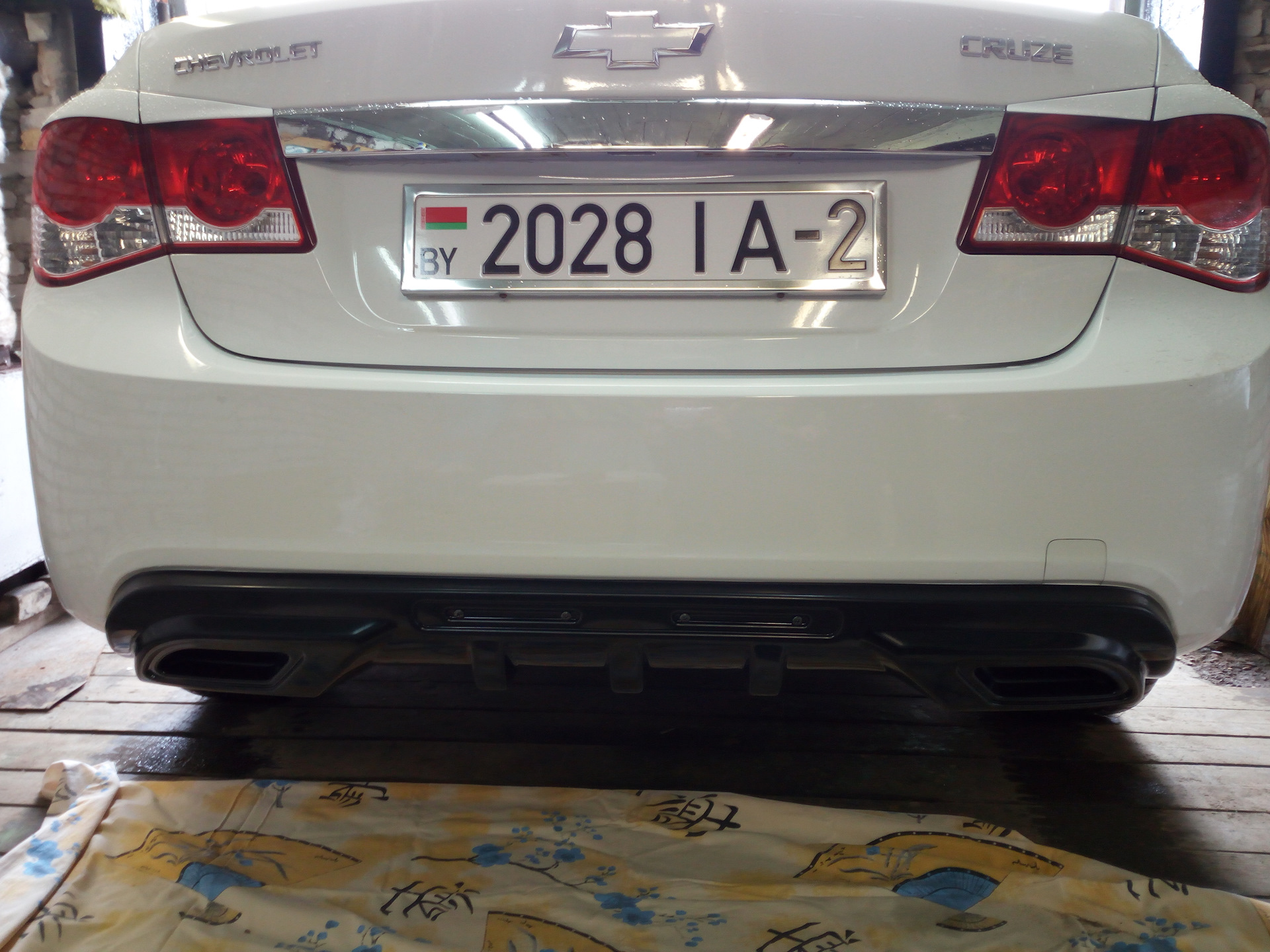 Chevrolet cruze задний бампер. Задний диффузор Шевроле Круз. Chevrolet Cruze Rear Bumper Diffusor. Задний диффузор Шевроле Круз седан 2012. Накладки диффузор накладка на задний бампер Шевроле Круз.