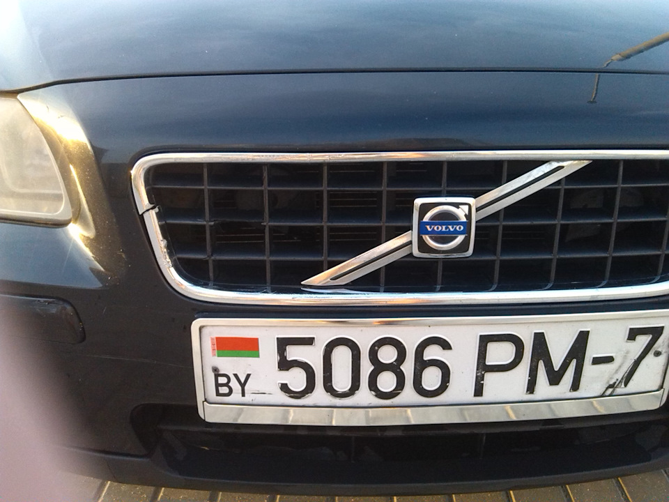 Отвлекся на секунду: поцарапал бампер, треснула решетка радиатора ...