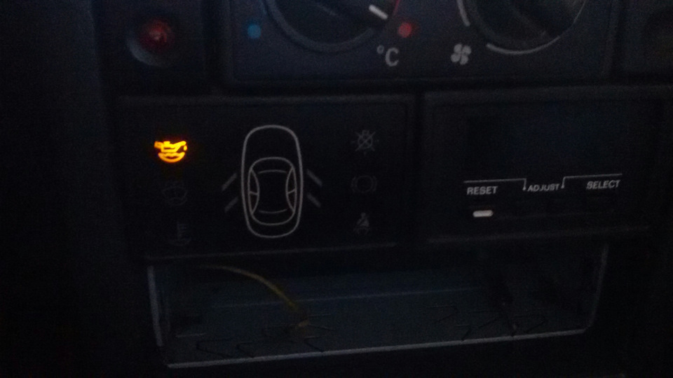 Почему горит датчик масла? — Lada 21100, 1,6 л, 1999 года | своими ...