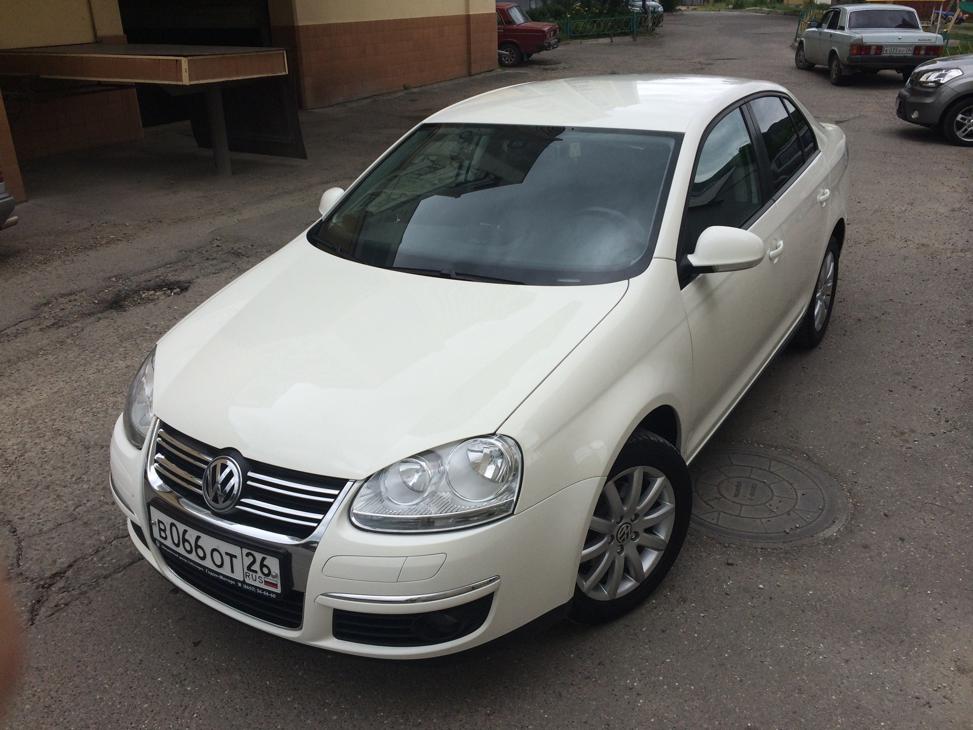 Белая 05. Фольксваген Джетта 5 белая. Volkswagen Jetta 5 белая. Volkswagen Jetta 5 2009 года белая. Джетта 2008 белая.