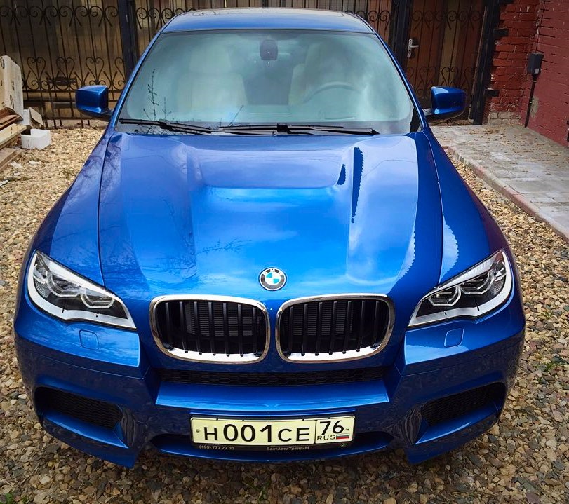 A10 blue. Атермальное стекло e71 BMW. БМВ 26 кузов. BMW x6m e71 с светящи решеткой. БМВ 71 кузов.