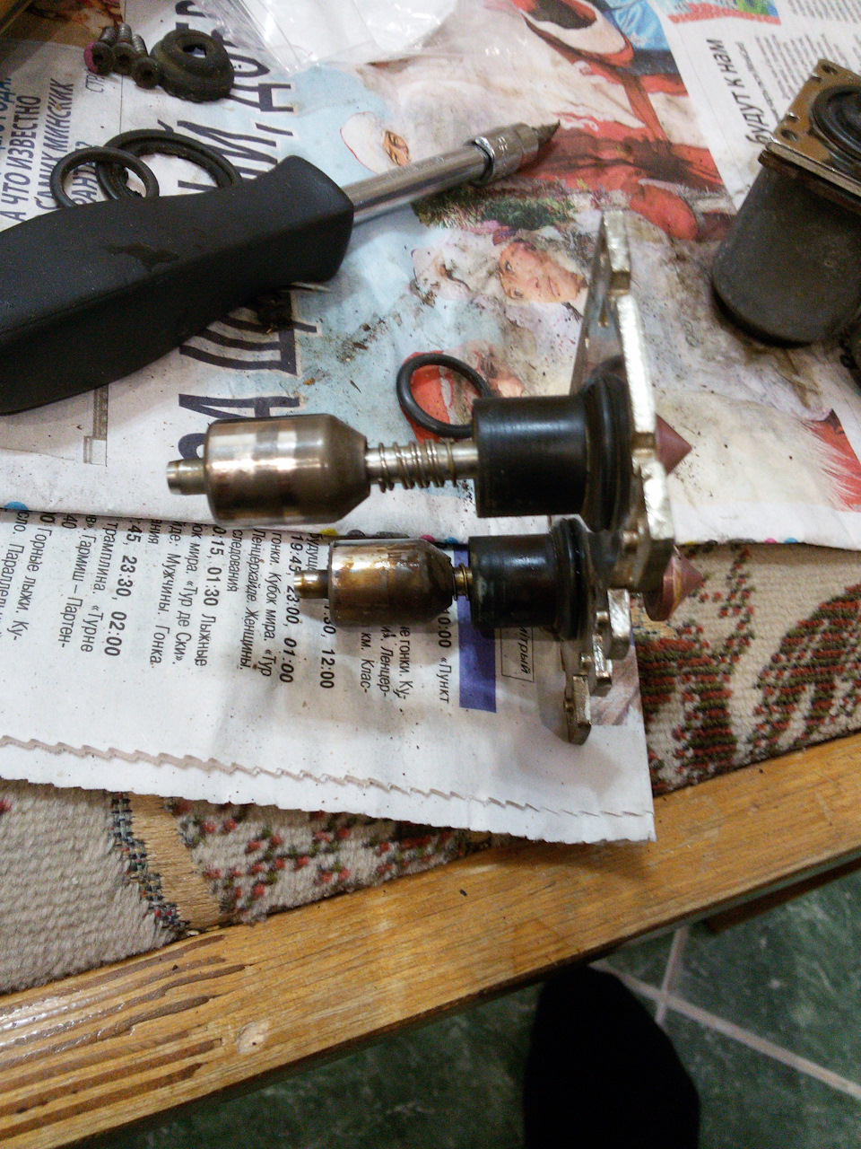 Видим что на пружине сломаны витки. Ничего уже не сделать. Только замена. — BMW 5 series (E39)