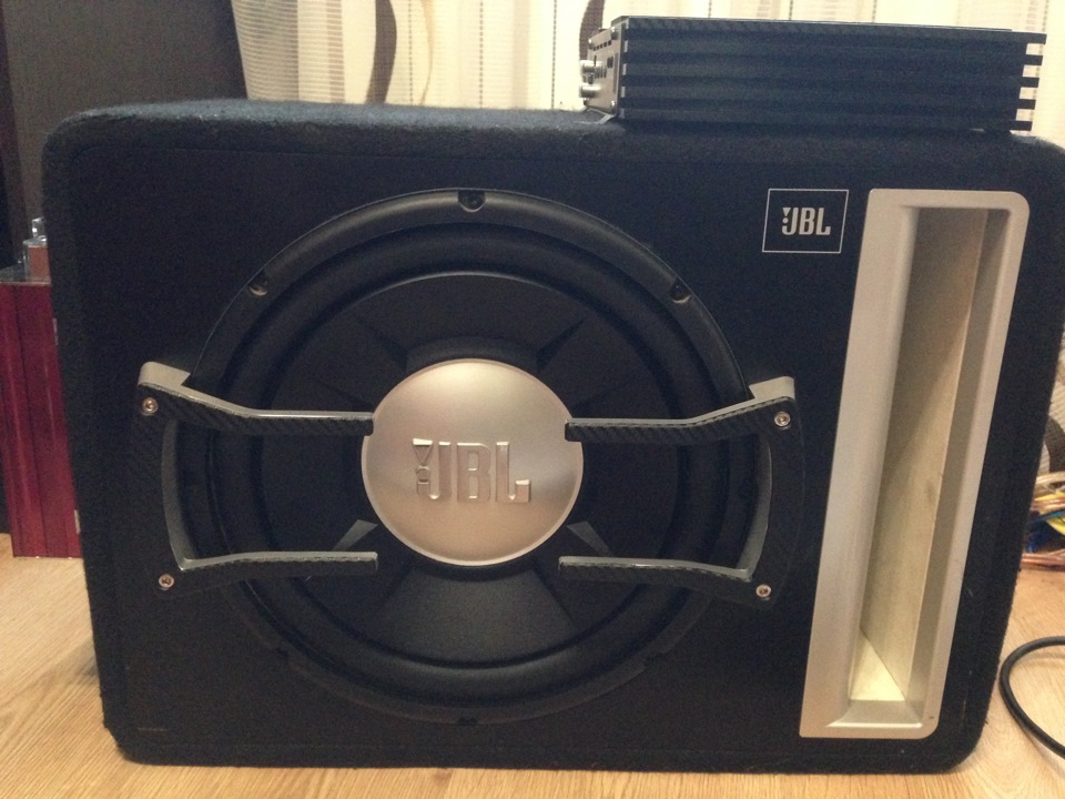 Немного карбона и установка сабвуфера. JBL, Crunch, Challenger, Stinger ...