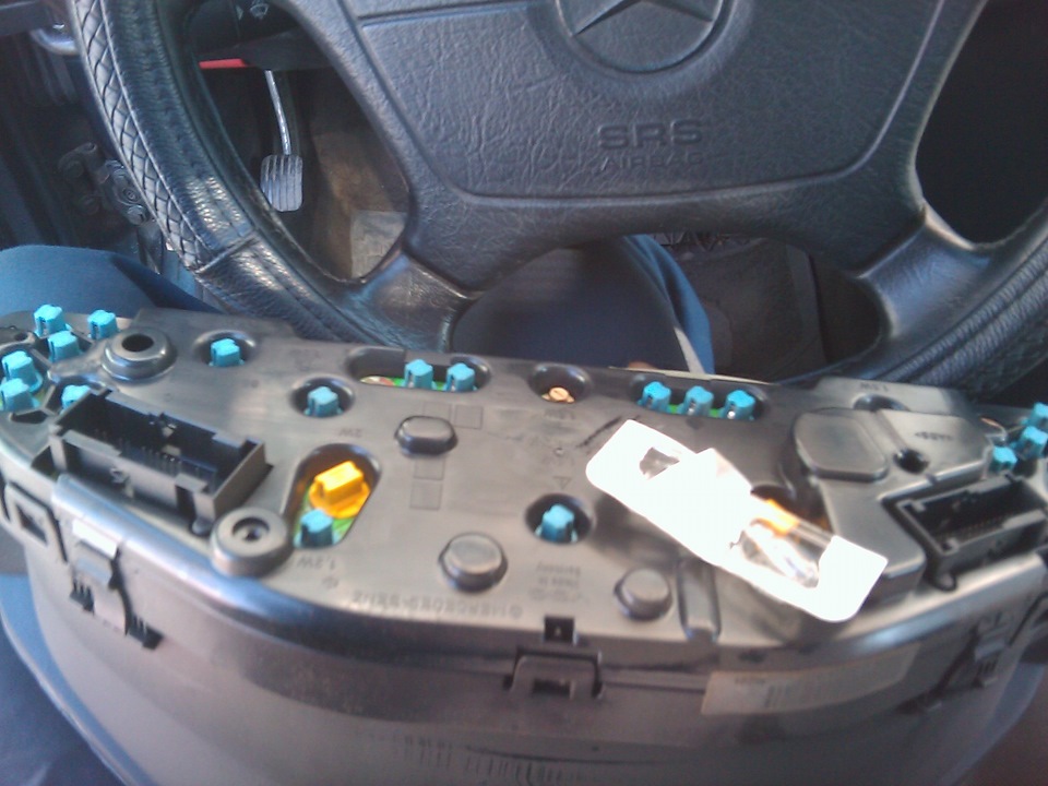 Замена лампочек в щитке приборов — Mercedes-Benz C-class (W202), 2,8 л ...