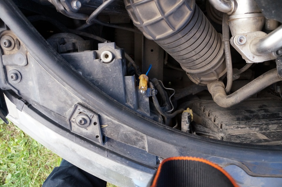 Замена правой габаритной лампы — Audi A4 Avant (B7), 2 л, 2007 года ...