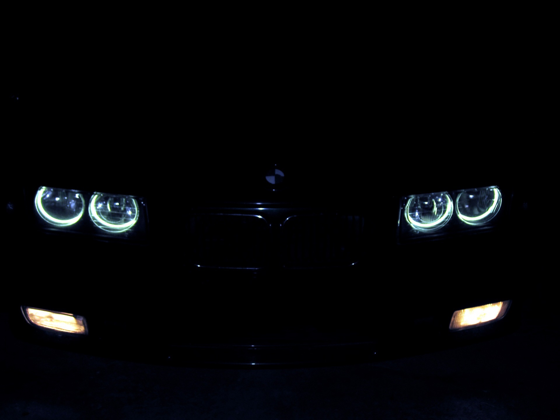 Фары черной машины. БМВ е38 ангельские глазки. БМВ е60 в темноте. БМВ е39 ангельские глазки ночью. BMW e39 черная ангельские глазки.