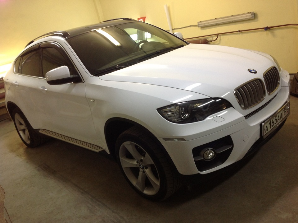 BMW белый x6 осенью