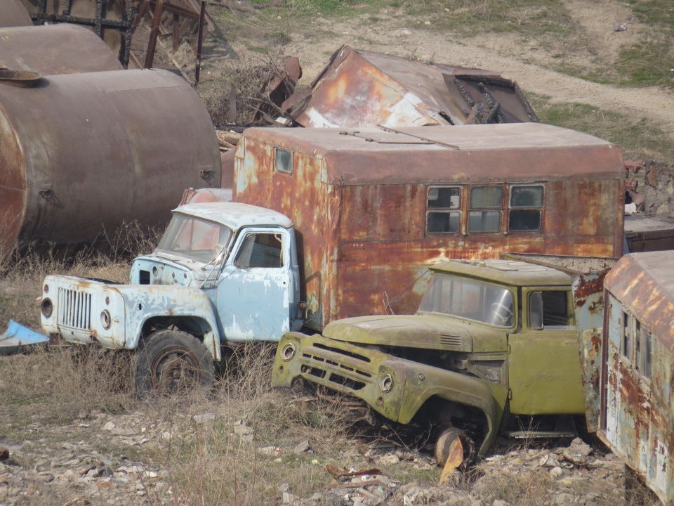 Брошенные грузовики фото