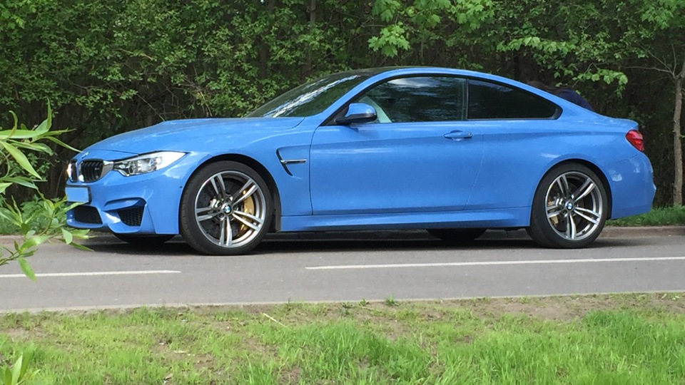 Bmw M4 Coupe Yas Marina Blue Drive2