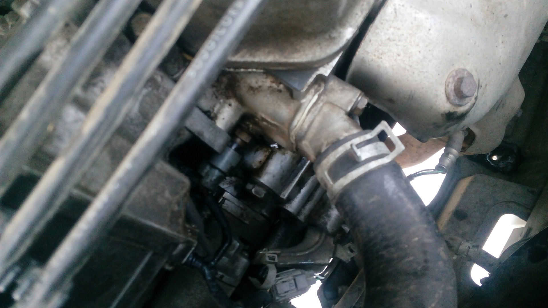 прокладка трамблера змз 402. бежит масло из под. Honda hr-v термостат drive 2. бежит масла из под корпуса термостатa d17a. бежит масло toyota corolla 120.