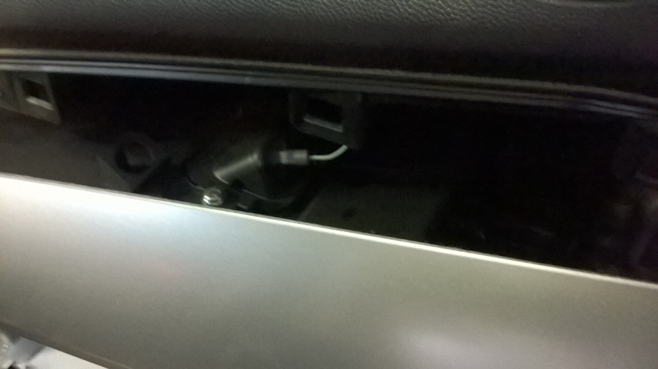 Замена лымпы в перчаточном ящике — Mazda 3 (2G) BL, 1,6 л, 2011 года ...