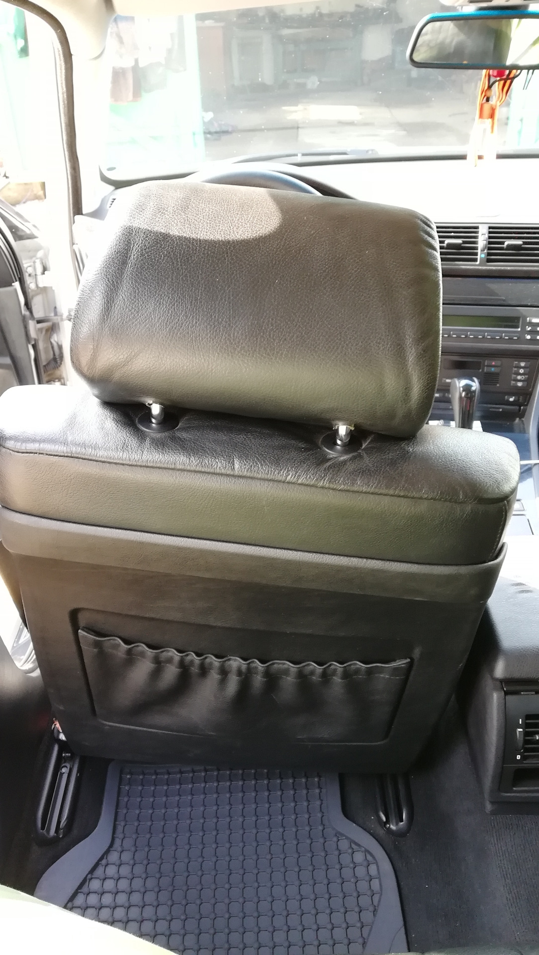 Водительское и пассажирское сиденье. Пассажирское сиденье. Вид с водительского сидения. Подушка в сидении пассажира.