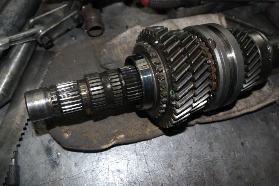 Как разбирают вал. Вал кпп ваз 2110. Пятая передача кпп ваз 2109. Разборка вал. Как разбирают вал.