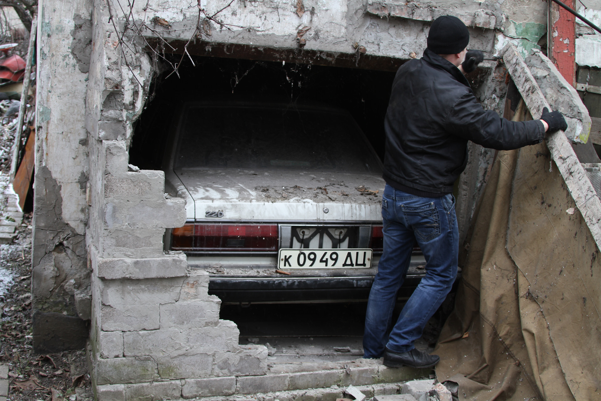 Найду автомобиль. Тойота Марк замуровали в гараже. Нашли машину в гараже. Находки машин в гаражах. Находки в заброшенных гаражах.