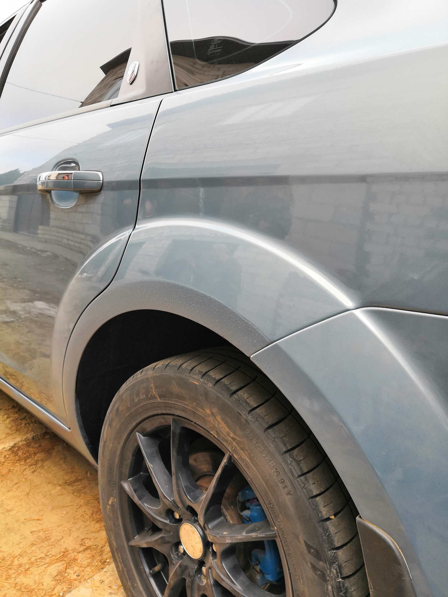 Мазда бк антигравий арки. Подкраска арок на автомобиле. Распил арок 2109. Покраска арок автомобиля локальной. Как покрасить арки крыльев автомобиля.