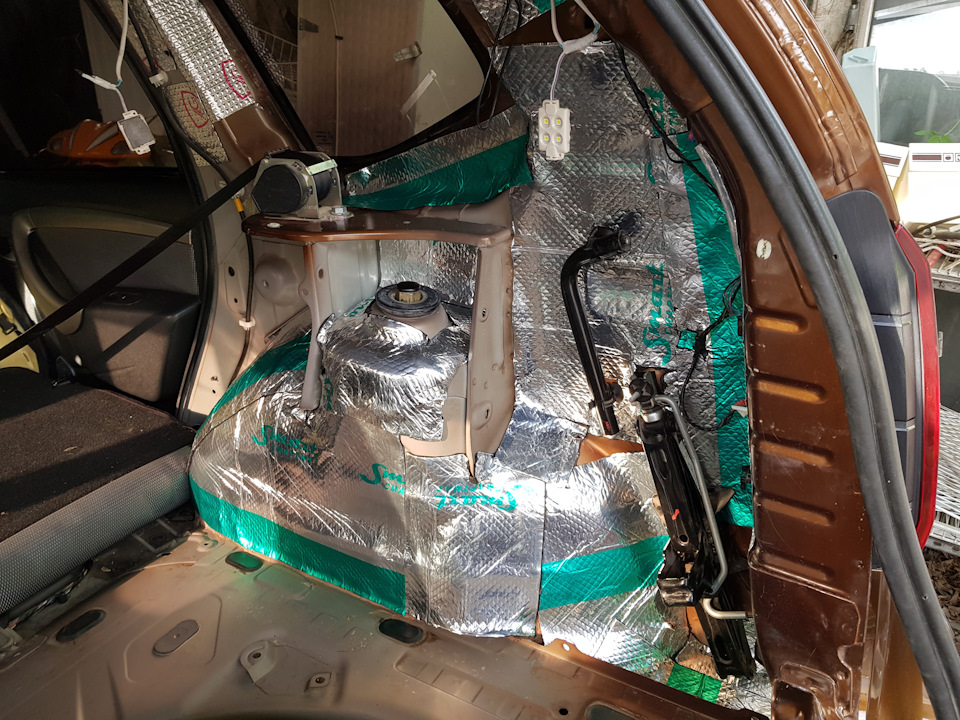 Решил зашумить еще и багажник — Renault Duster (1G), 2 л, 2014 года ...