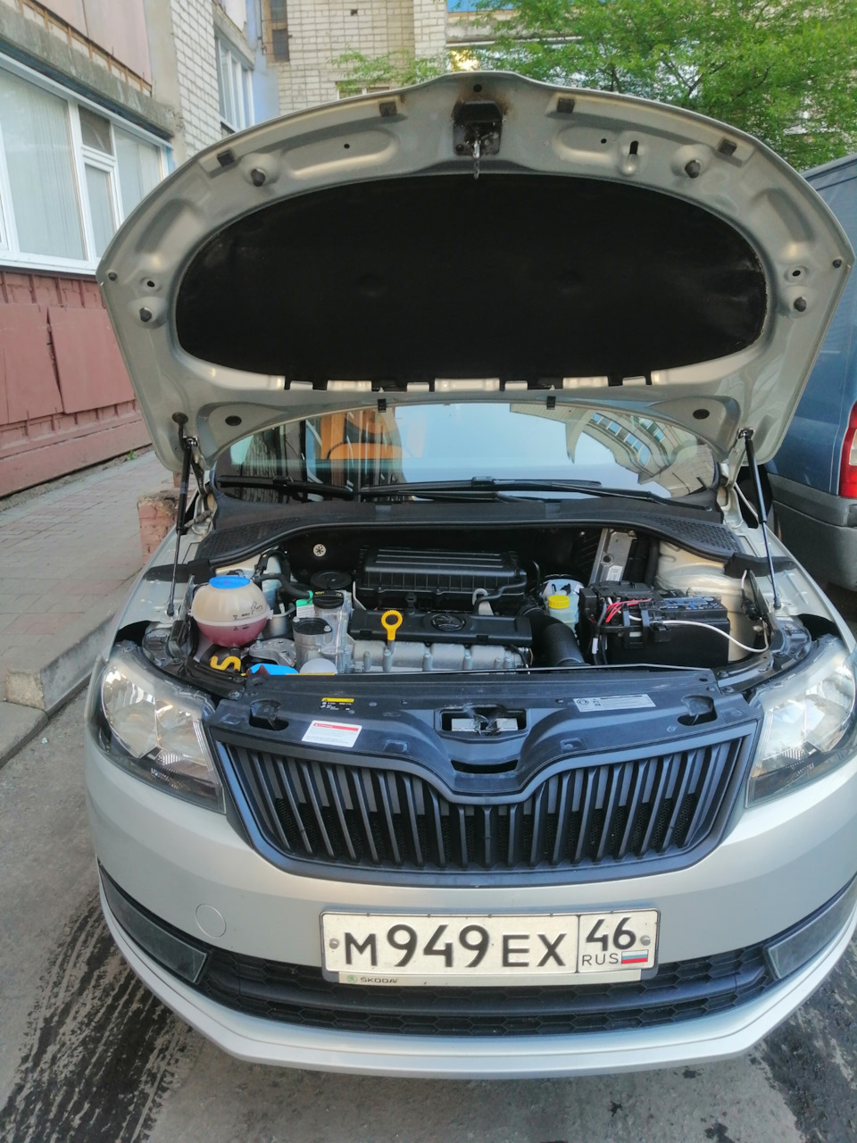 Упоры капота. Покраска тормозов — Skoda Rapid (1G), 1,6 л, 2014 года ...