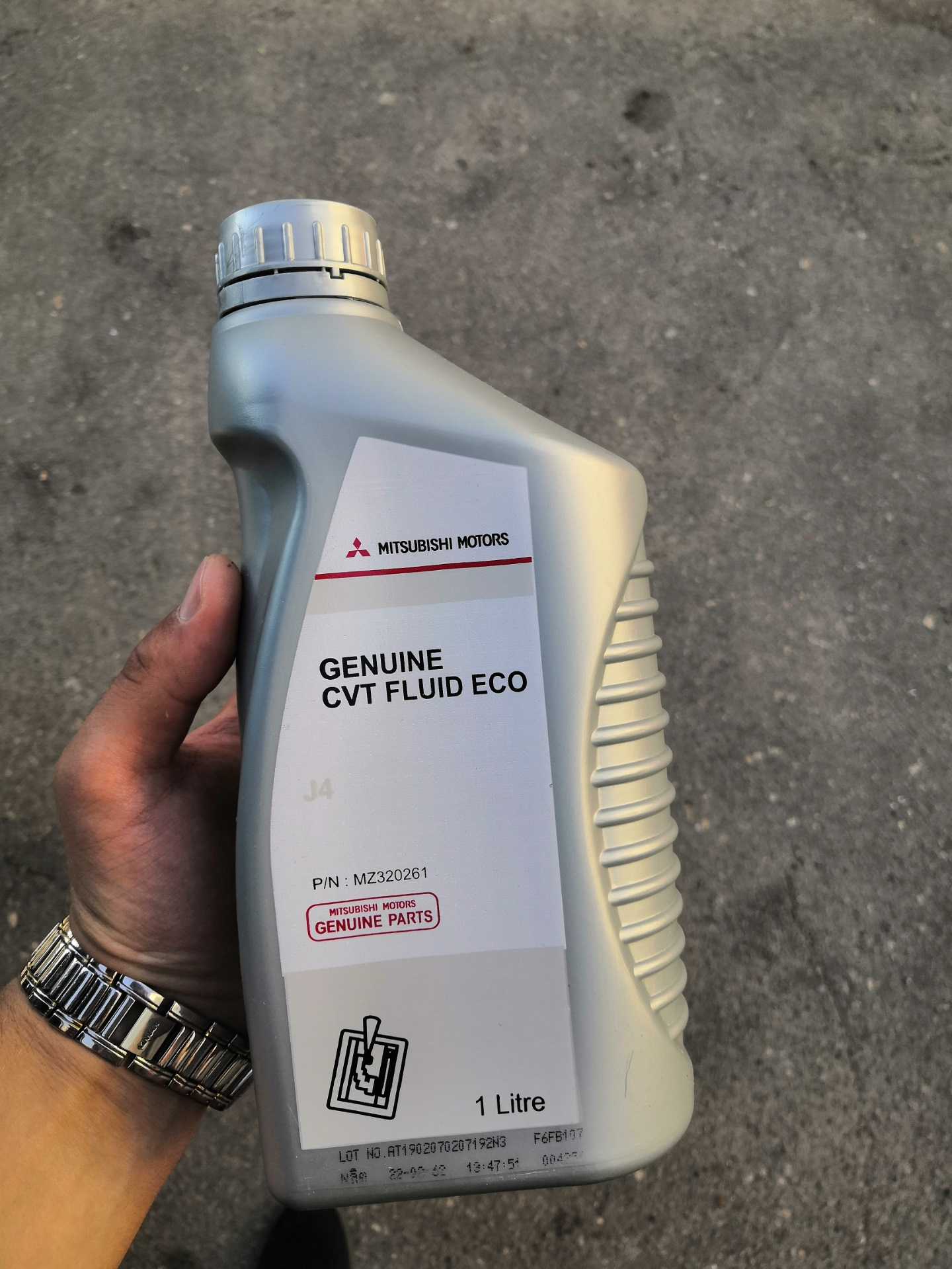 Масло вариатор митсубиси кольт. Mz320261 Mitsubishi. Mz320261. Масло в CVT Mitsubishi Outlander 3. Mz320261 цвет.