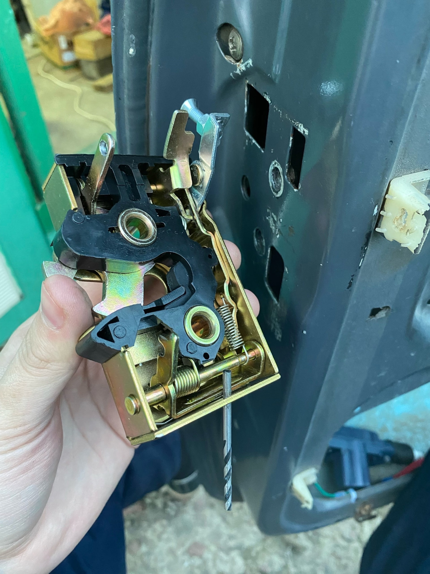 Замена дверного механизма на новый. (Не захлопывается дверь ...