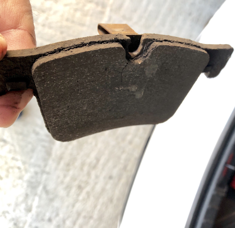 Неравномерный износ передних колодок — BMW 3 series (F30), 2 л, 2013 ...