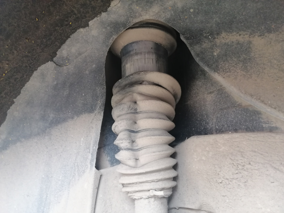 Замена пыльника задней стойки и тормозных шлангов W220 — Mercedes-Benz ...