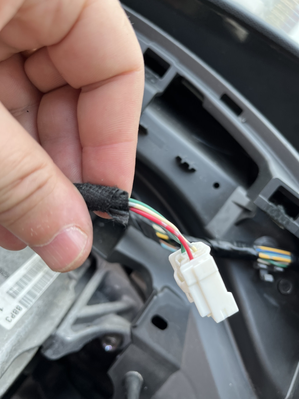 В этот разъем добавил плюс. Минус вывел к штатной ножке на плате — Mazda 3 (2G) BL