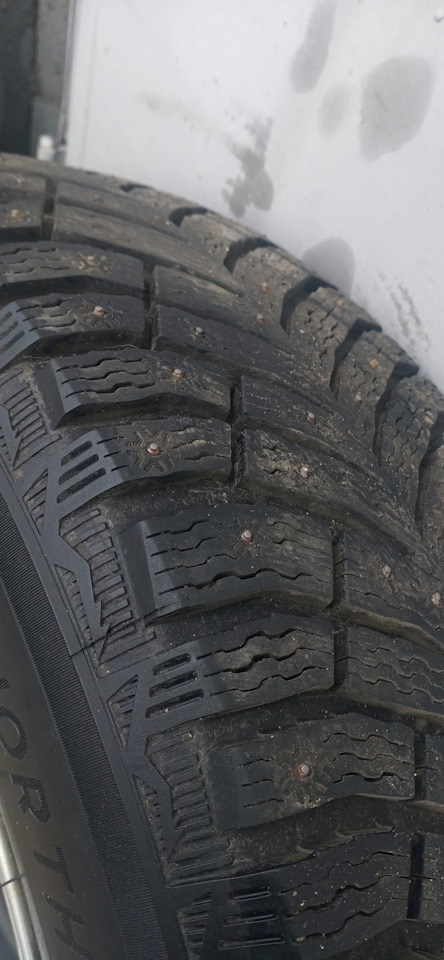 Шины зимние шипованные Michelin 215/65 R17, литые диски Nissan 6,5Jx17 ...