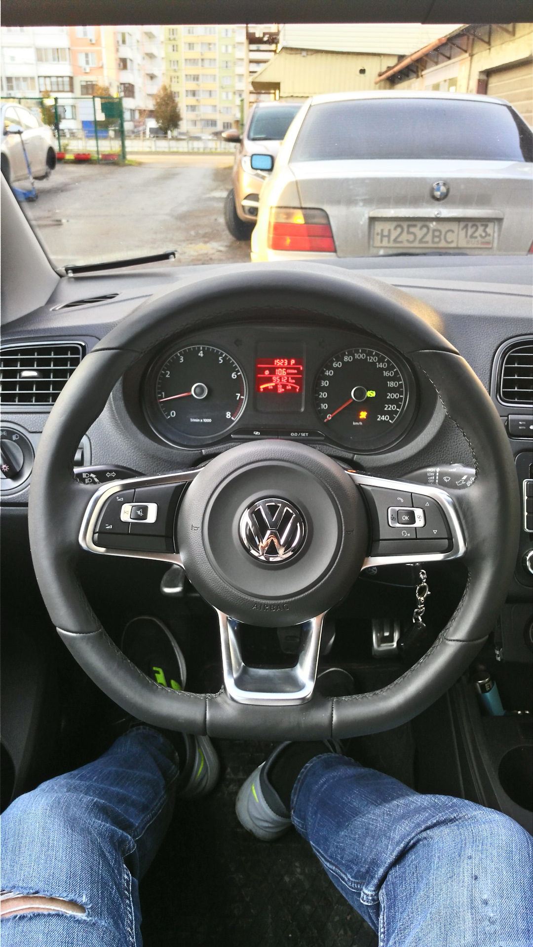 Тюнинг vw polo полосы. Фольксваген поло 2012 интерьер. Прокачать фольксваген поло. Поло gti седан. Фольксваген джетта 6 салон.