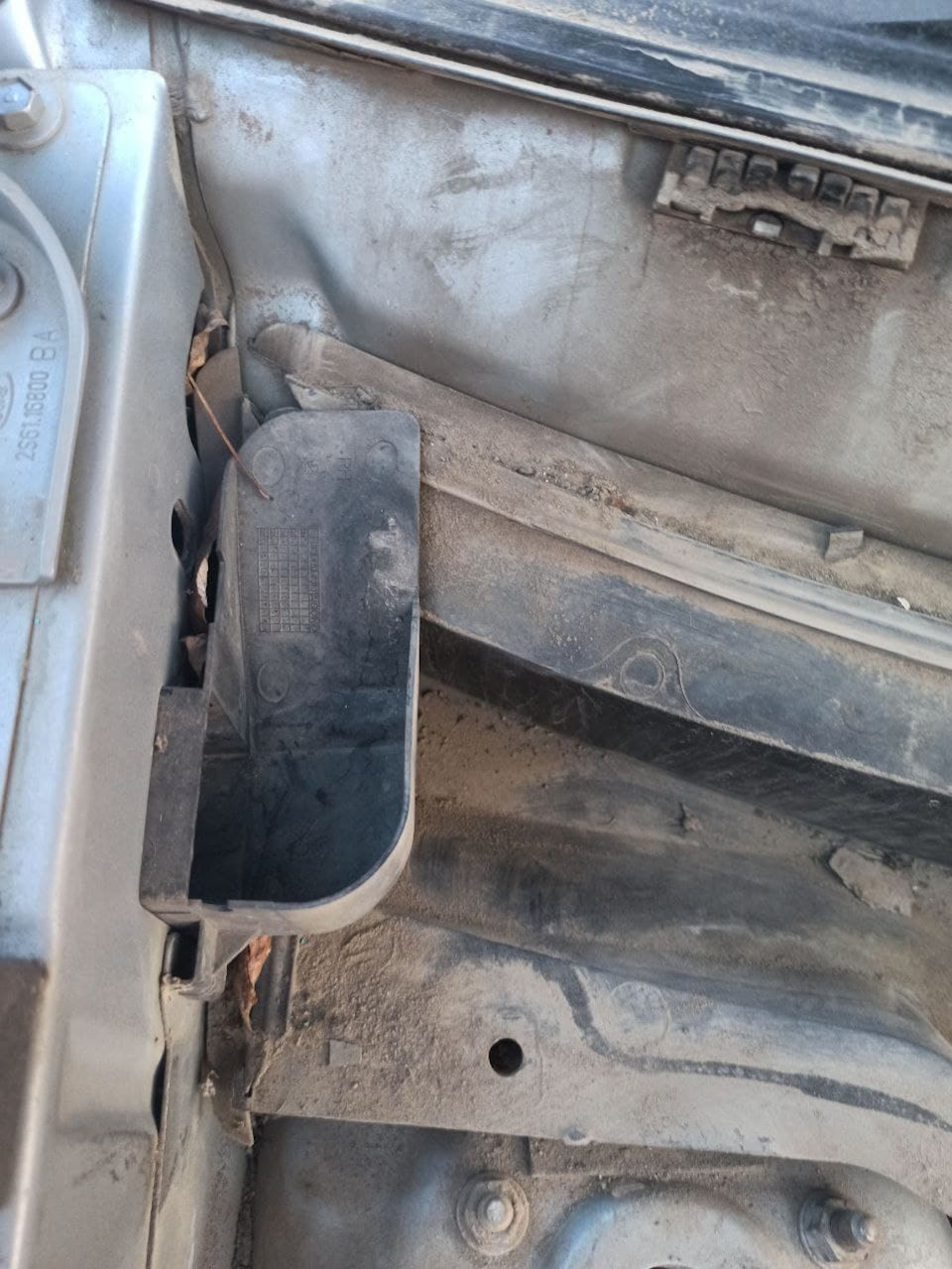 И вот как оно справа — Ford Fusion. Запчасти на фото: 2S6116800BA