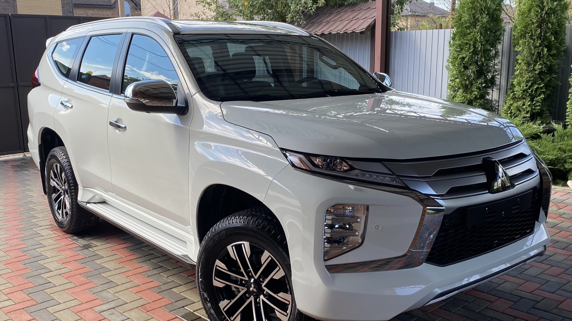 Mitsubishi montero 2022. Montero Sport 2022. Митсубиси Монтеро спорт 2022. Митсубиси Монтеро спорт 2022 года. Mitsubishi Montero Sport 2022 белый.