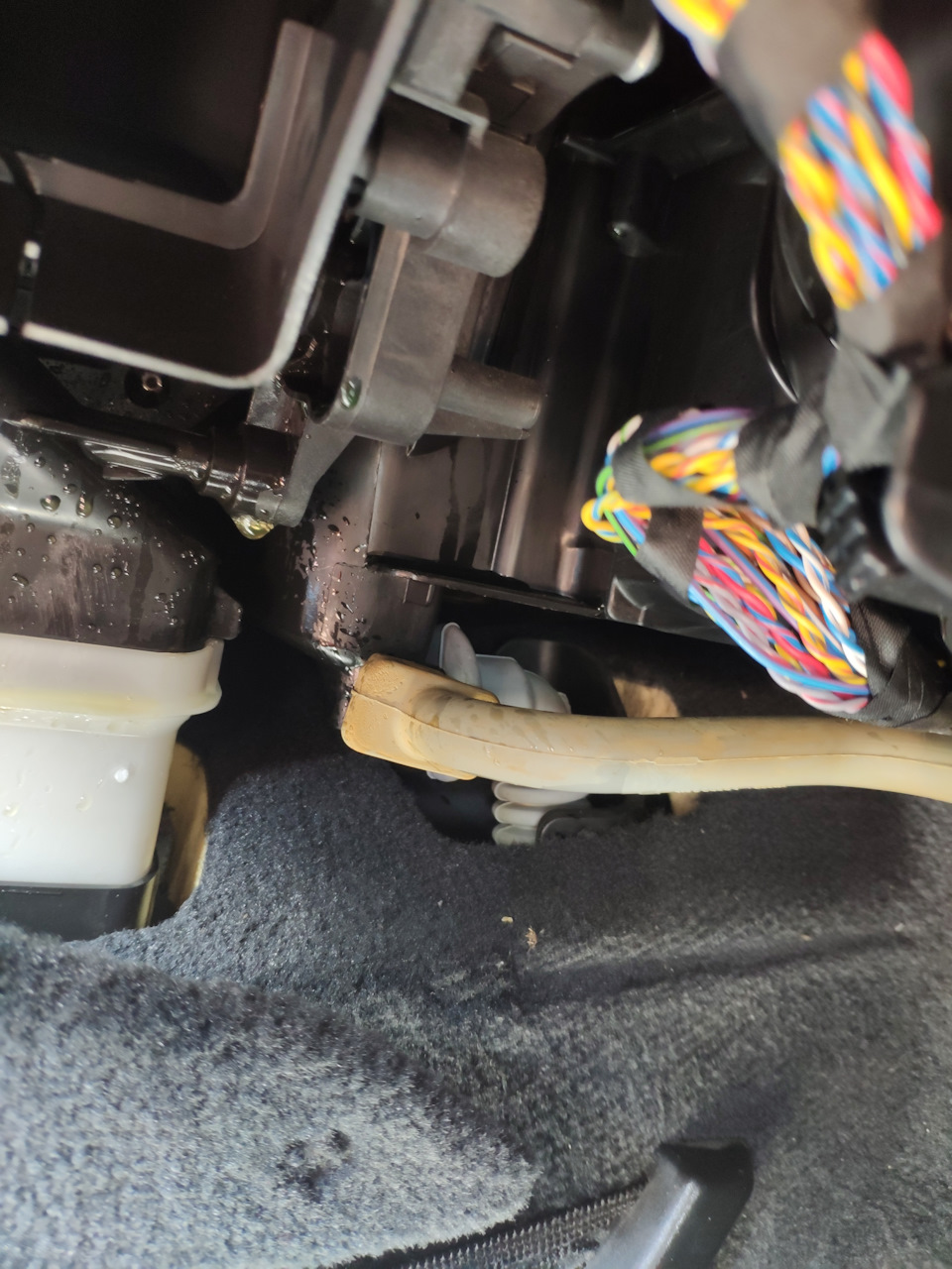 Help. Течь антифриза из под торпеды. — BMW 5 series (F10), 2 л, 2013 ...