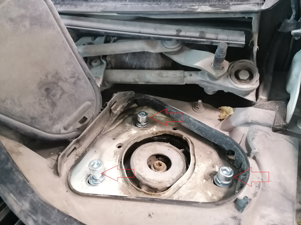 08. Przód: wybij fabryczne szpilki z górnej poduszki (prasa lub młotek przez tuleję dystansową). — Mercedes B-Class W246/T246