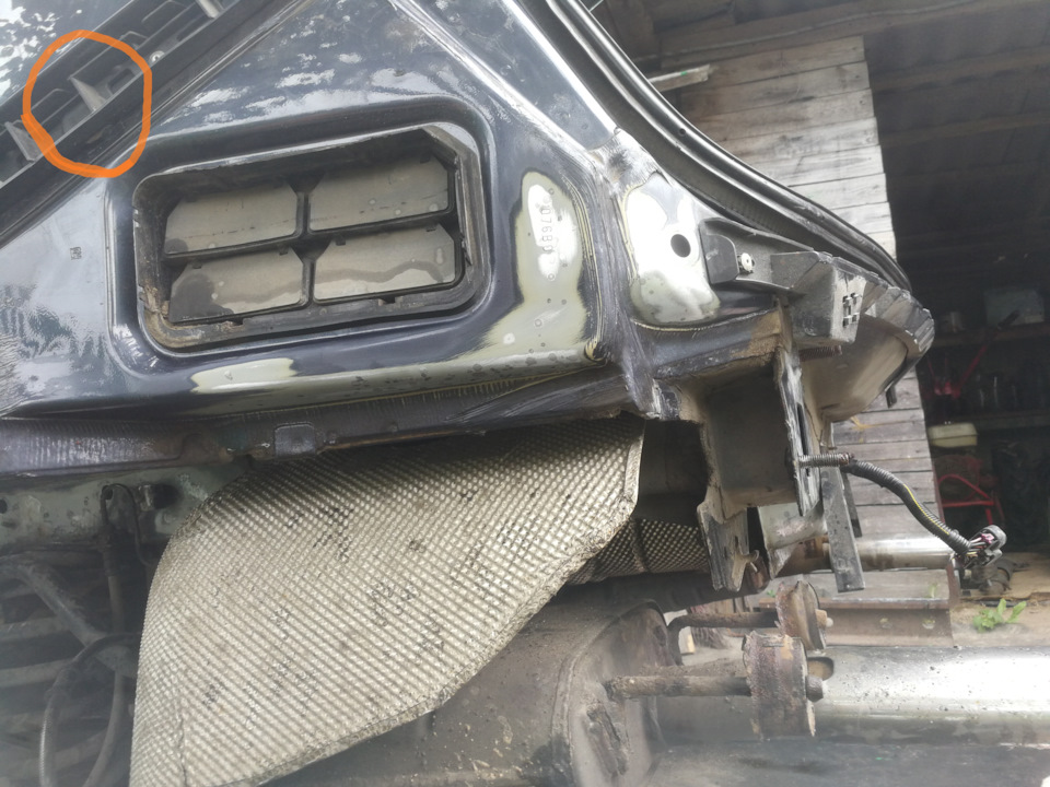 В кронштейне имеется отливка, прямо за ней и то самое отверстие — Opel Insignia Sports Tourer (1G)