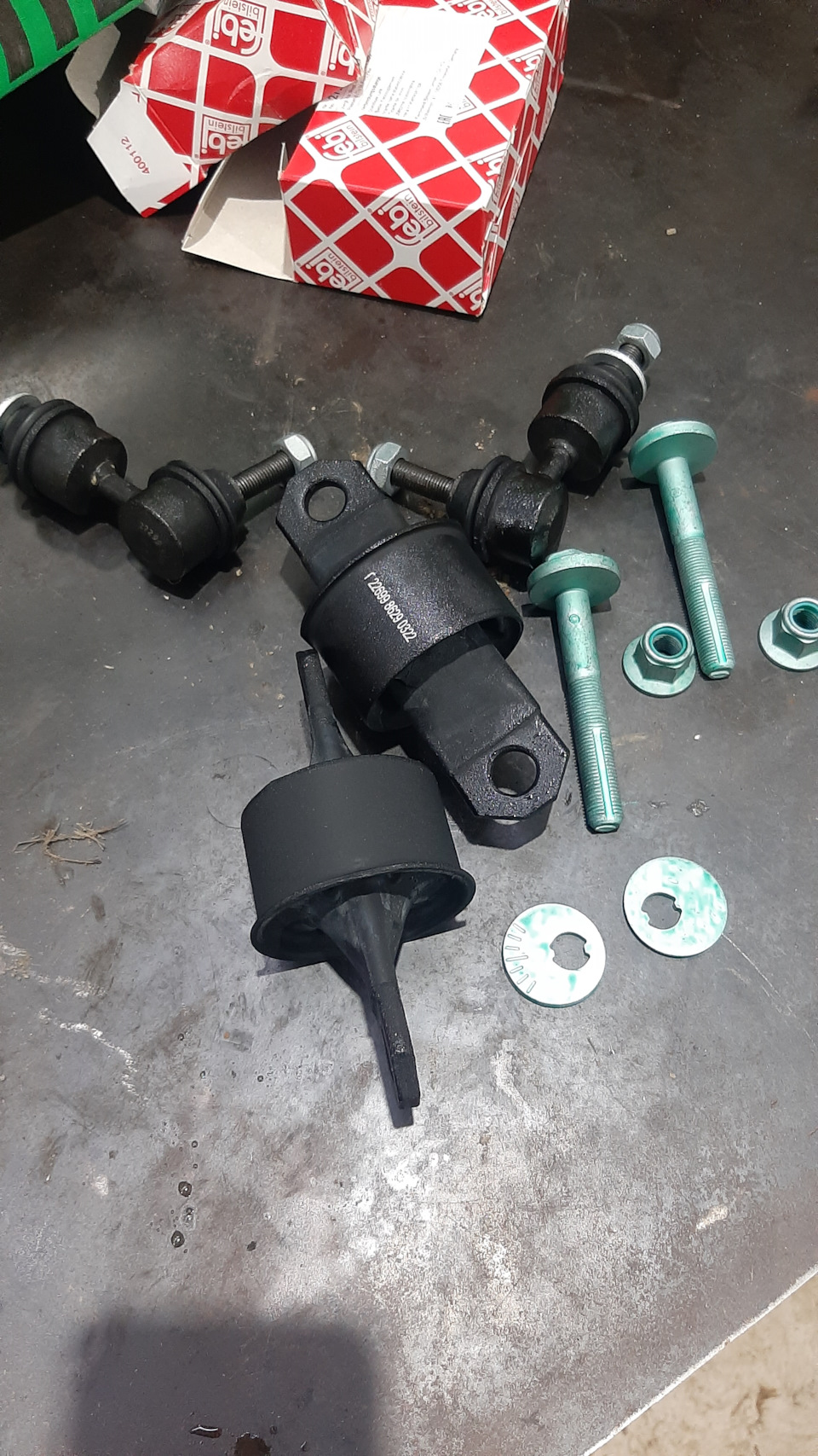 Оригинальные новые развальные болты. Сайленты продольных рычагов запрессовал в родные рычаги. И комплект — Mazda 3 (1G) BK. Запчасти на фото: 400112