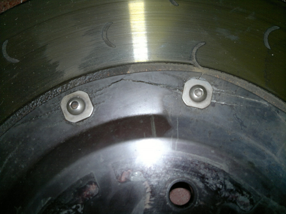 Правый диск крупно, самое страшное место, но и в других местах креплений ситуация не намного лучше — Nissan GT-R (R35)