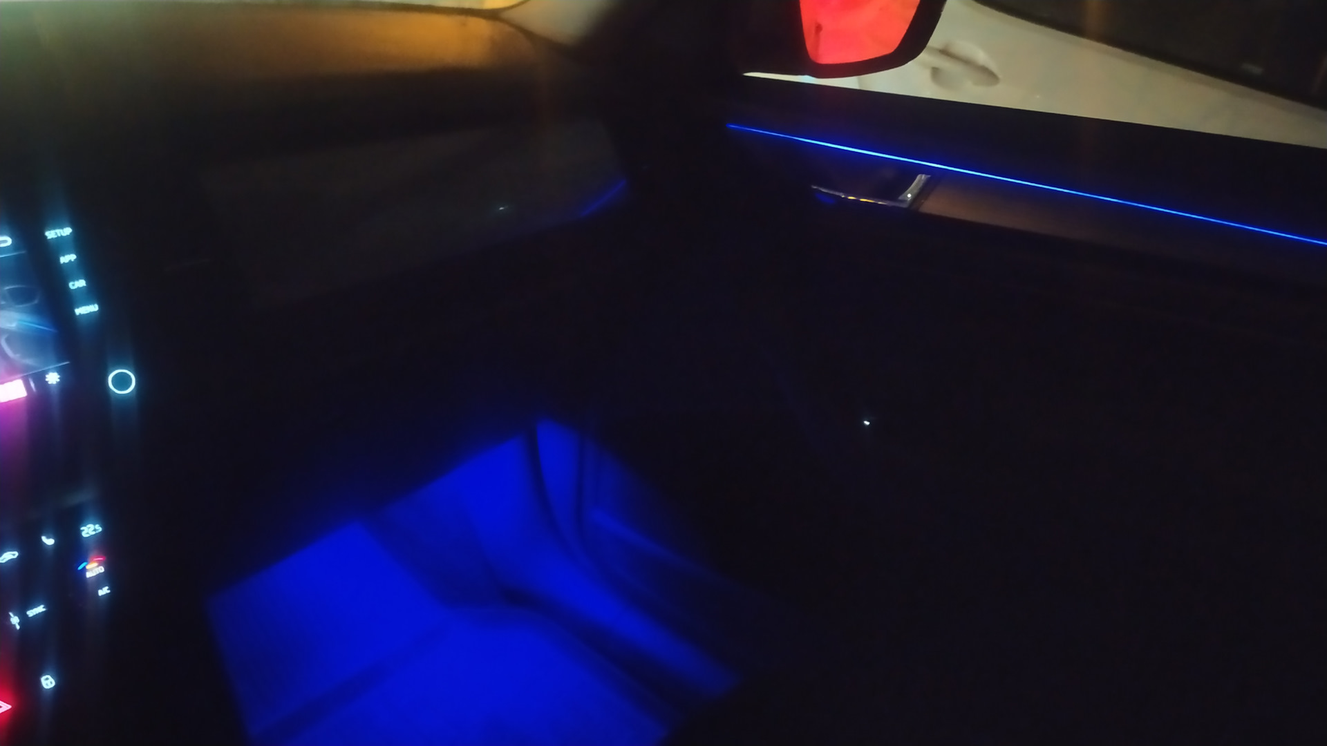 Подсветка шкода кодиак. Подсветка Шкода Кодиак в ноги RGB. Атмосферная подсветка поло седан. Audi q3 атмосферная подсветка. Атмосферная RGB атмосферная подсветка  Mazda BK 2.0 2008