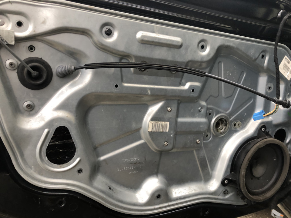 Здесь видно, держит хорошо и тарахтеть не будет — Volvo S40 (2G)