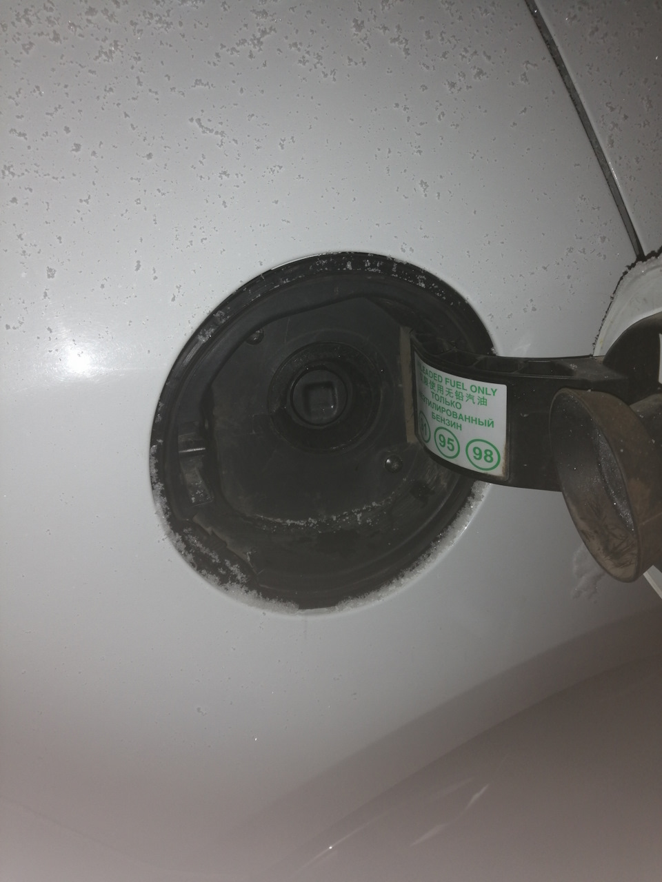 Не лезет пистолет в горловину бензобака — Renault Megane III, 1,6 л ...